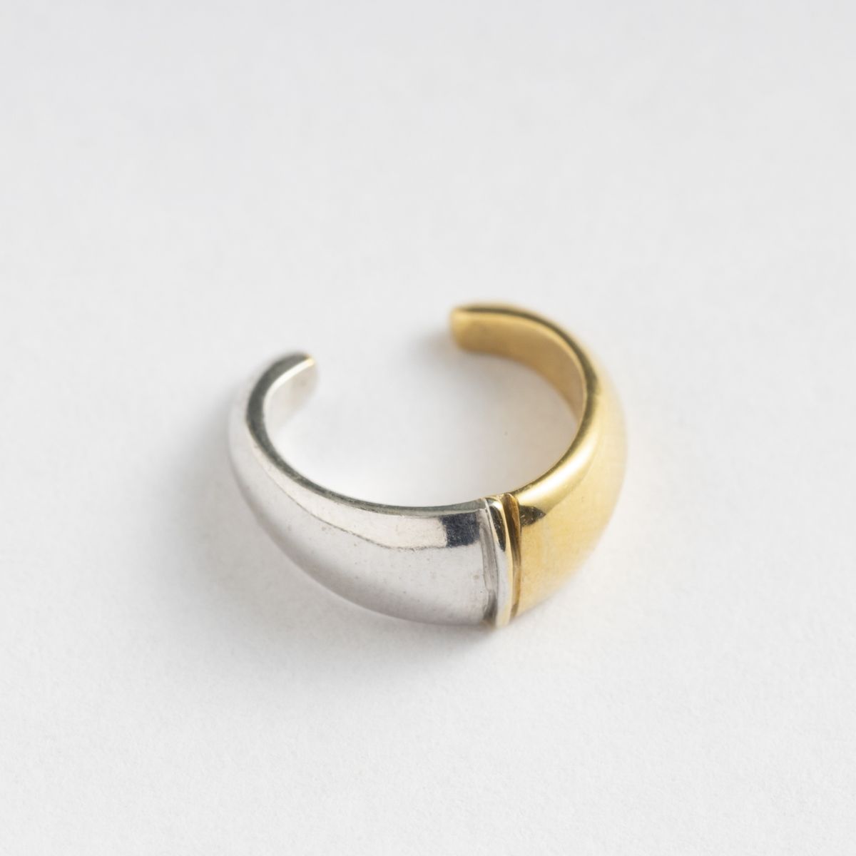 LISRIQUE/crescent moonバイカラーイヤーカフ